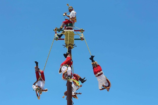 Iru&ntilde;eko Topaketak 2026: Voladores de Papantla, erritu-zeremonia