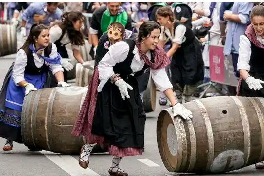 D&iacute;a del Blusa y la Neska 2024: Programa D&iacute;a de Santiago y prefiestas La Blanca 2024
