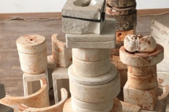 "Producci&oacute;n y experimentaci&oacute;n en cer&aacute;mica contempor&aacute;nea: barro, forma, cubierta y fuego"