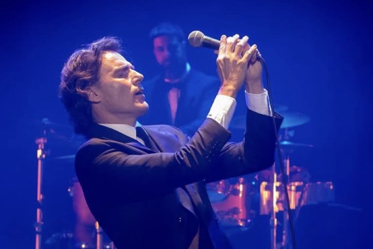 "Diego Ramos revive las canciones de Julio Iglesias"