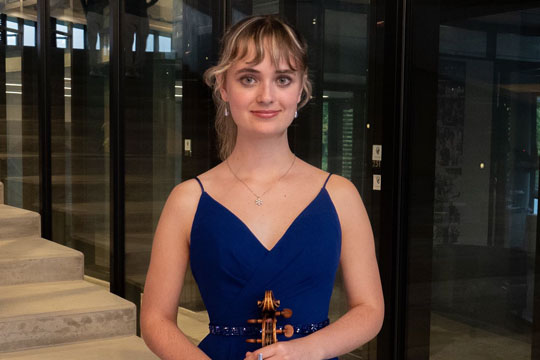 La violinista guipuzcoana Nerea Arriola recibe la beca Nicanor Zabaleta 2025
